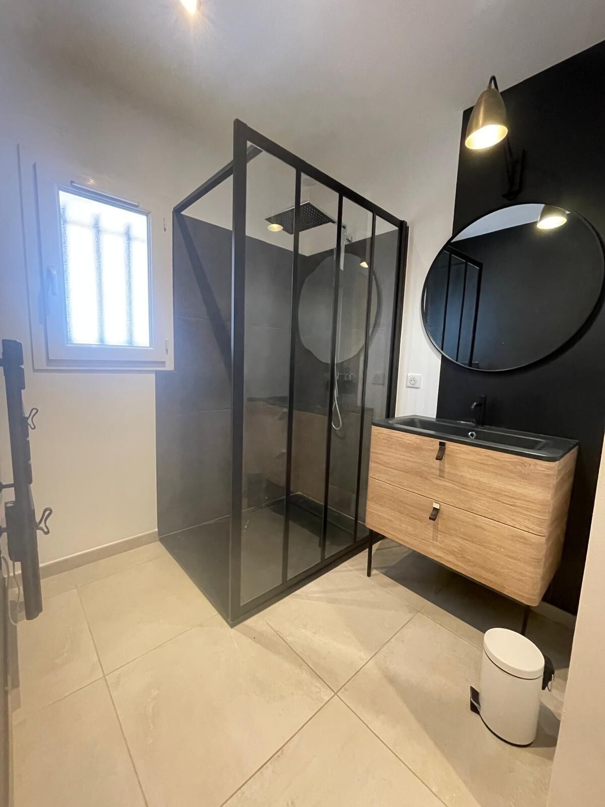 Shower, hair dryer, towels, shampoo