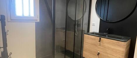 Shower, hair dryer, towels, shampoo