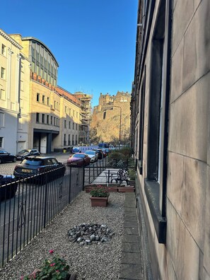Property grounds - Edinburgh City Centre Main Door Victorian Flat Spectacular Castle View (Edinburgh)