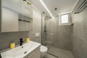 Shower, hair dryer, towels, soap - Santa Marina - Comfortable & Cozy House in Egaleo (Egaleo)