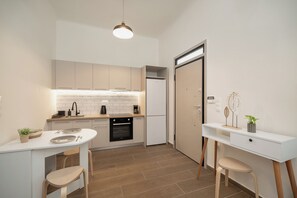 Fridge, oven, stovetop, coffee/tea maker - Santa Marina - Comfortable & Cozy House in Egaleo (Egaleo)