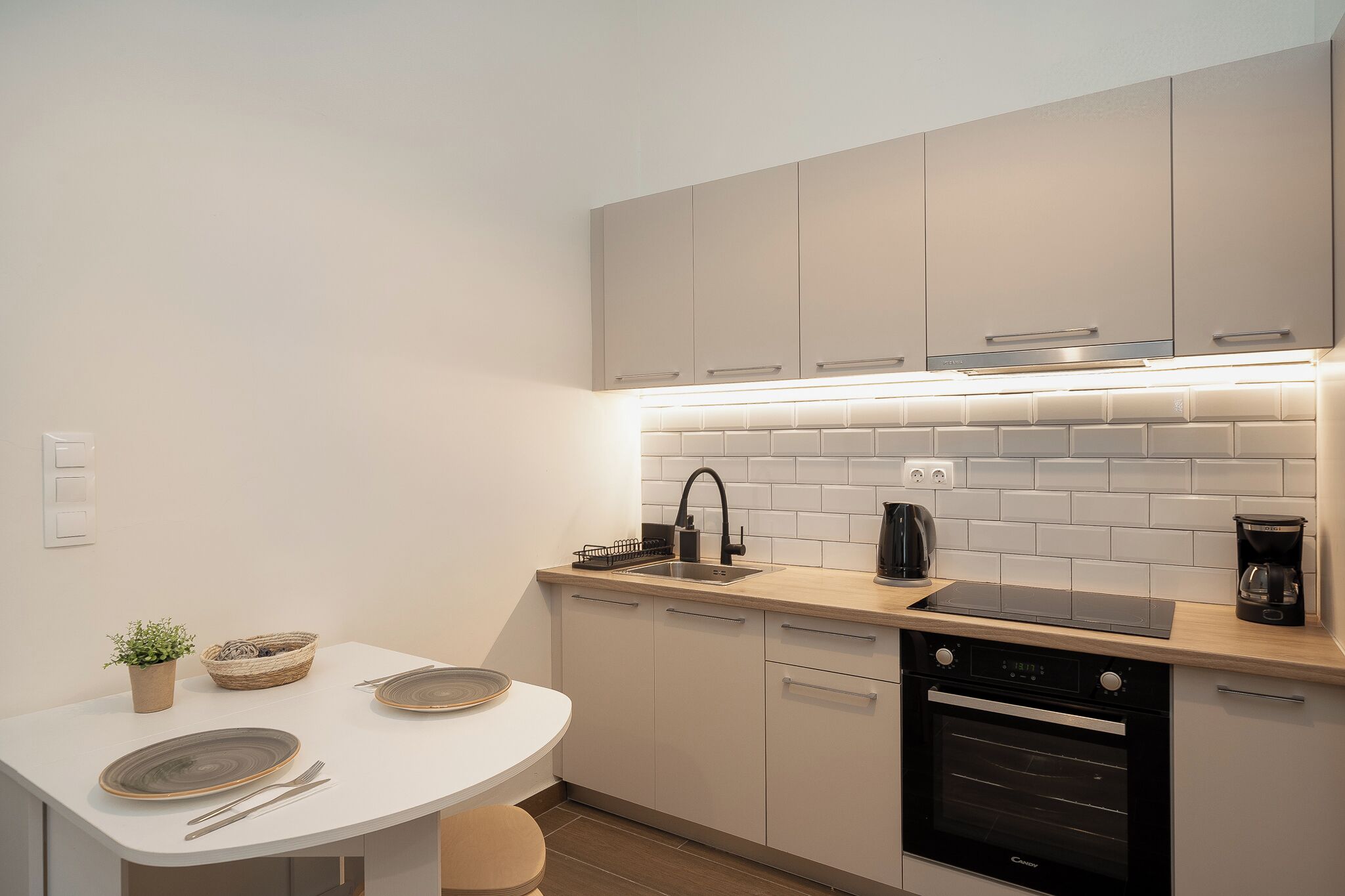 Réfrigérateur, four, plaque de cuisson, cafetière/bouilloire