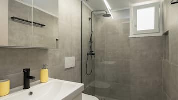 Een douche, een haardroger, handdoeken, zeep