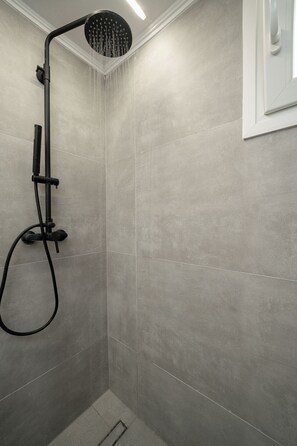 Douche, sèche-cheveux, serviettes fournies, savon
