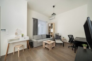 Smart TV, books - Santa Marina - Comfortable & Cozy House in Egaleo (Egaleo)