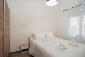 2 bedrooms, desk, soundproofing, iron/ironing board - Santa Marina - Comfortable & Cozy House in Egaleo (Egaleo)