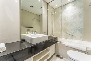 Shower, hair dryer, bidet, towels - Prime Waterfront Living, Just Moments from Marine Transport & Dubai Water Canal (Dubai)