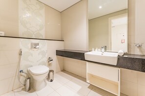 Regadera, secadora de cabello, bidet, toallas 