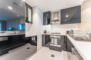 Fridge, microwave, oven, stovetop - Prime Waterfront Living, Just Moments from Marine Transport & Dubai Water Canal (Dubai)