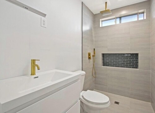 Coastal Oasis! 3 Beds/2.5 baths. Pool/Jaccuzzi