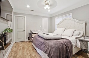 Silitysrauta/-lauta, Wi-Fi, vuodevaatteet