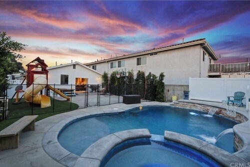 Coastal Oasis! 3 Beds/2.5 baths. Pool/Jaccuzzi