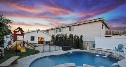 Coastal Oasis! 3 Beds/2.5 baths. Pool/Jaccuzzi