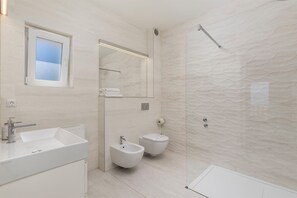 Dusche, Bidet, Handtücher, Seife