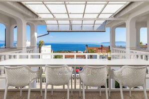 Outdoor dining - Villa Garden with 3 bedrooms and pool, sea view (Ičići)