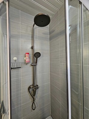 Shower, hair dryer, towels, soap - Elegant apartment near the ski slopes in Bansko (Bansko)
