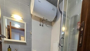 Ein modernes Badezimmer mit Toilette, Waschbecken und Dusche.