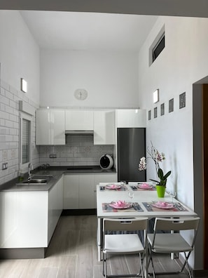 Geladeira, micro-ondas, cooktop, lava-louças