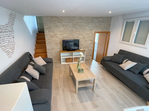 Living area - La Casita de La Pared: Ideal house for families, with game room. (LOS REALEJOS)