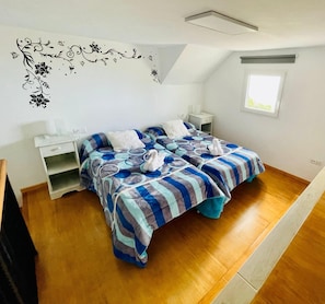 2 habitaciones, tabla de planchar con plancha y cuna de viaje 
