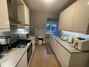 Deluxe Apartment, 2 Bedrooms | Private kitchen | Fridge, microwave, oven, dishwasher - Apts in the Heart of High st Kensington (London)