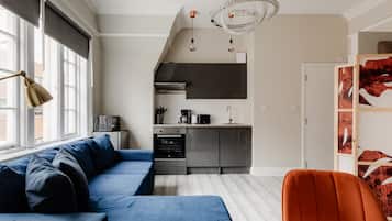 Standaard studio | Privékeuken | Een koelkast, een microgolfoven, een oven, een vaatwasser