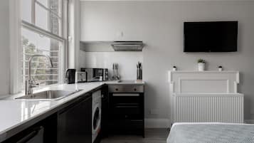 Studio | Private kitchen | Fridge, microwave, oven, dishwasher