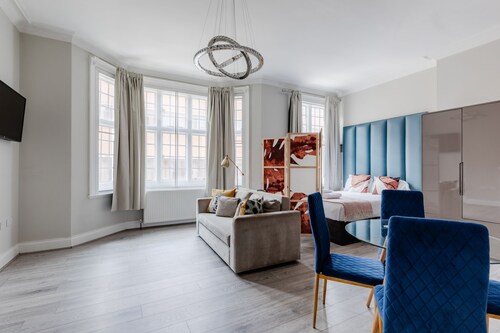 Apts in the Heart of High st Kensington