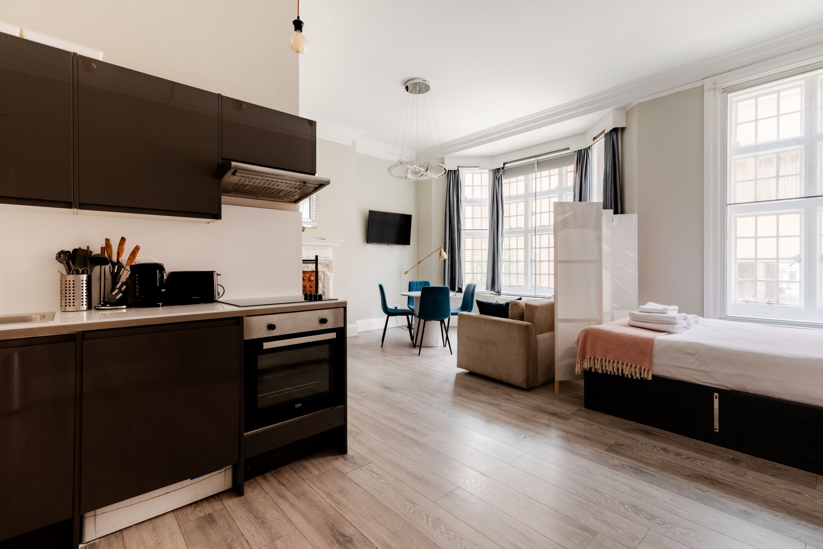 Estúdio luxo | Cozinha privada | Geladeira, micro-ondas, fogão, lava-louças