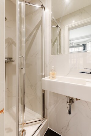 Estudio Deluxe | Baño | Ducha