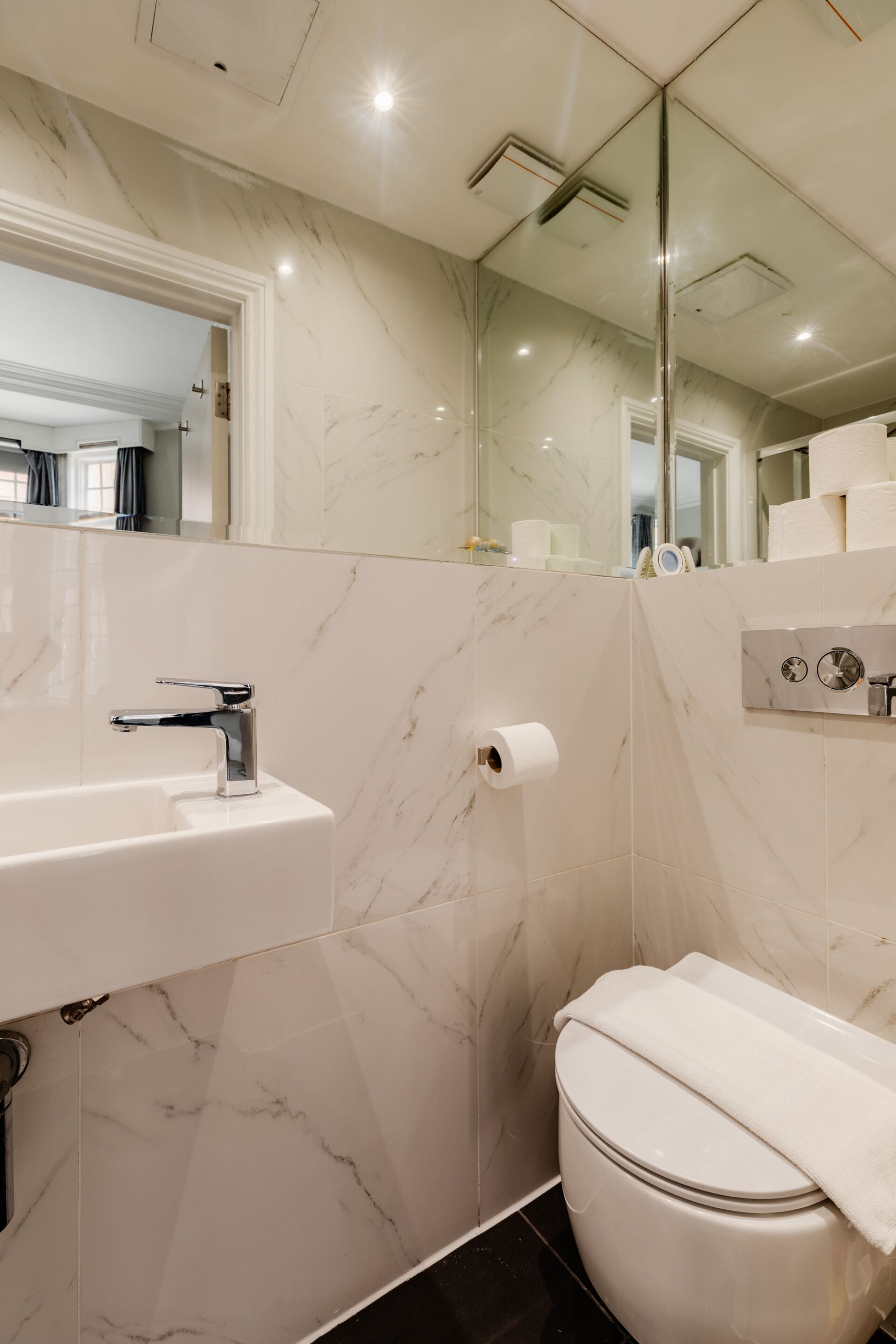 Deluxe Studio | Bathroom | Shower