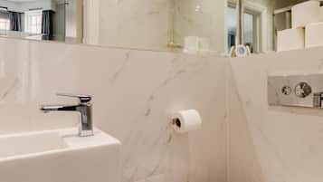 Deluxe Studio | Bathroom | Shower