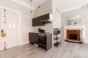 Estudio Deluxe | Cocina privada | Refrigerador, microondas, horno y lavavajillas 