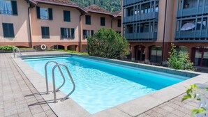 A swimming pool with metal railings, surrounded by a tiled deck. - Surfers Deck | Terrace & Lake View (Därligen)