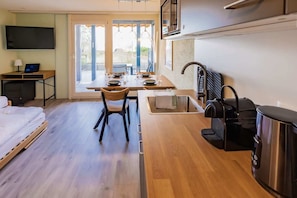 WiFi, bed sheets - Surfers Oase near Interlaken, at lake with pool (Därligen)