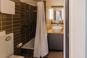 Shower, hair dryer, towels - Surfers Oase near Interlaken, at lake with pool (Därligen)