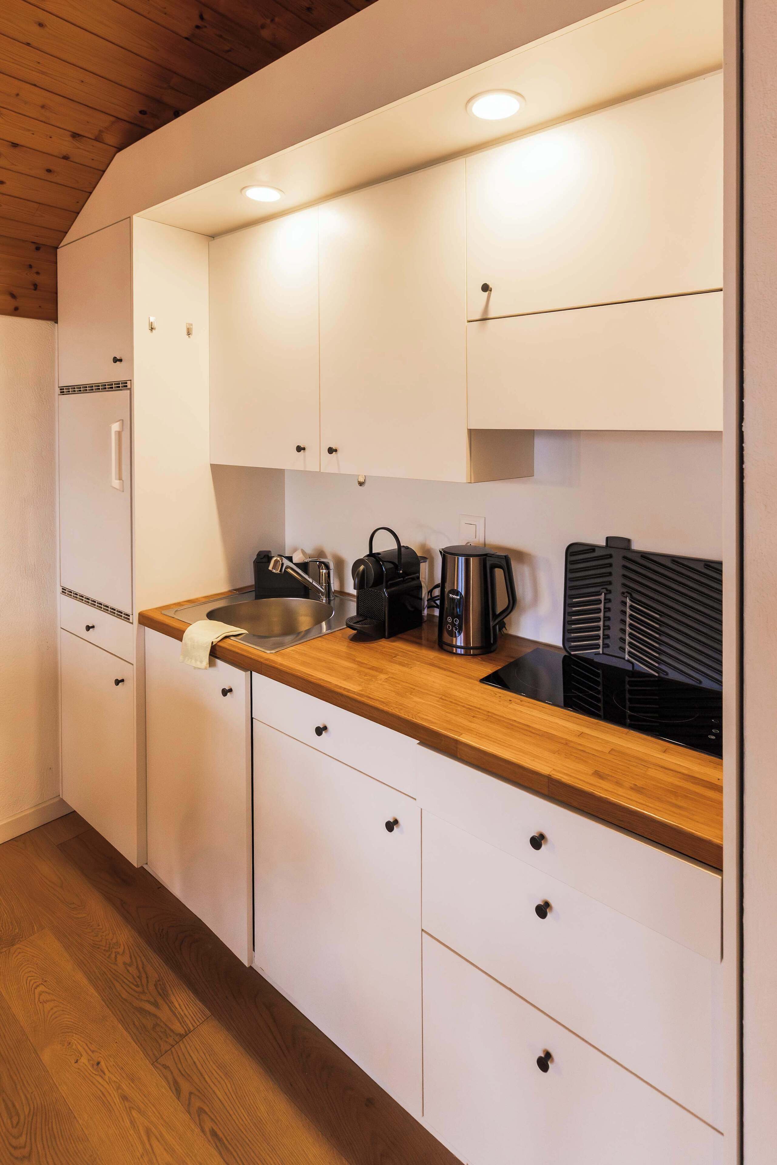 Kühlschrank, Mikrowelle, Herdplatte, Wasserkocher mit Kaffee-/Teezubehör