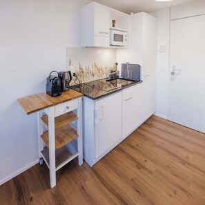 Kühlschrank, Mikrowelle, Herdplatte, Wasserkocher mit Kaffee-/Teezubehör