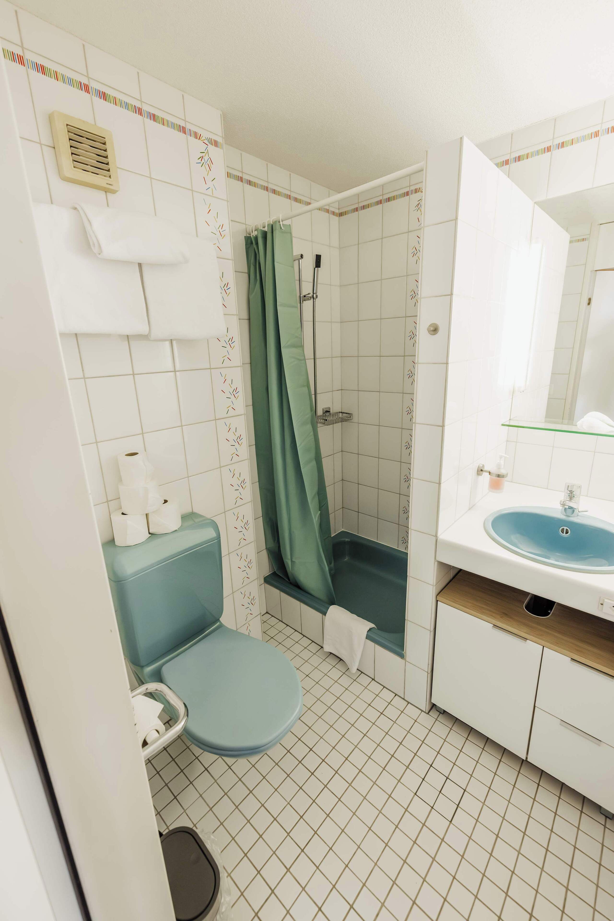 Douche, sèche-cheveux, serviettes fournies, papier toilette