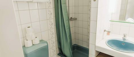 Dusche, Haartrockner, HandtĂŒcher, Toilettenpapier