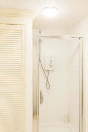 Shared Dormitory, 1 Bedroom, Smoking, Patio | Bathroom - Room-luxury Homestay Near Excel London C (London)