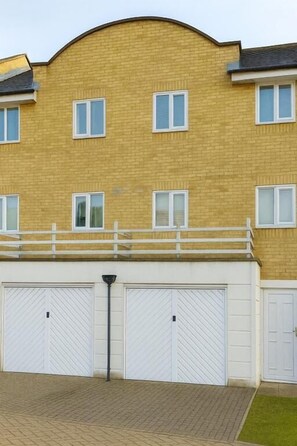 Shared Dormitory, 1 Bedroom, Smoking, Patio | Property entrance - Room-luxury Homestay Near Excel London C (London)