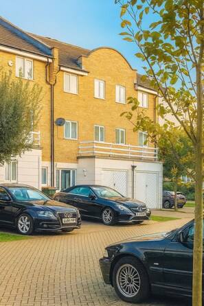 Shared Dormitory, 1 Bedroom, Smoking, Patio | Property entrance - Room-luxury Homestay Near Excel London C (London)