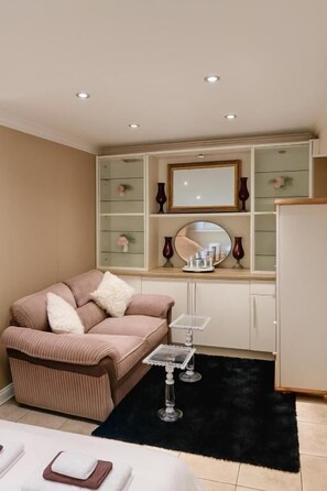 Shared Dormitory, 1 Bedroom, Smoking, Patio | Living room - Room-luxury Homestay Near Excel London C (London)