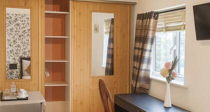 Room-luxury Guest Room in East London wi