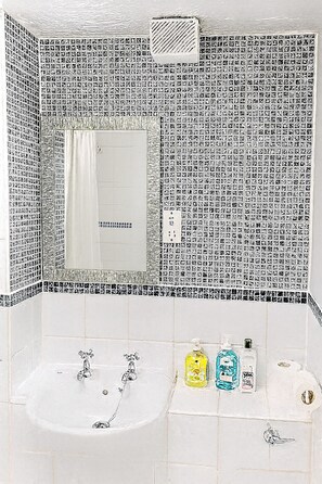Bathroom - Room-luxury Guest Room in East London wi (London)