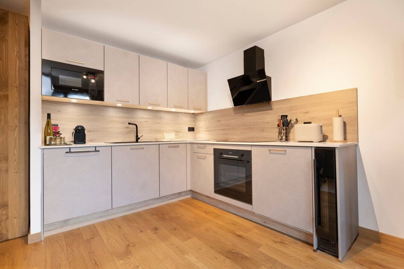 Een microgolfoven, een oven, een kookplaat, een vaatwasser