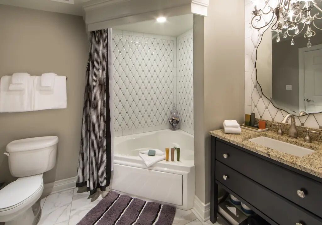 Deluxe Villa | Bathroom | Combined shower/tub, free toiletries, hair dryer, towels