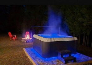 Outdoor spa tub - Spirit Bear – Cabin on 4 Private Acres | Hot Tub, Game Room, Lake | Sleeps 7 (Sevierville)