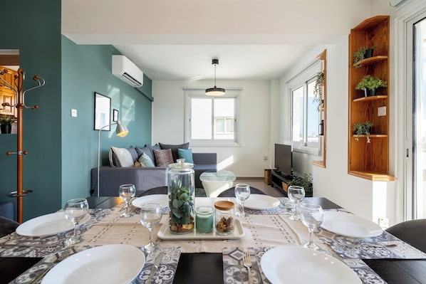 Apartment, 2 Bedrooms, Kitchen, City View | In-room dining